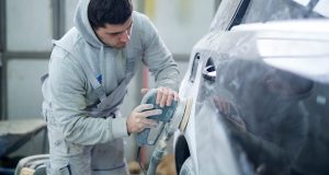 Se former aux métiers de la carrosserie automobile : le parcours d’apprentissage complet Se former aux métiers de la carrosserie automobile _ le parcours d'apprentissage complet